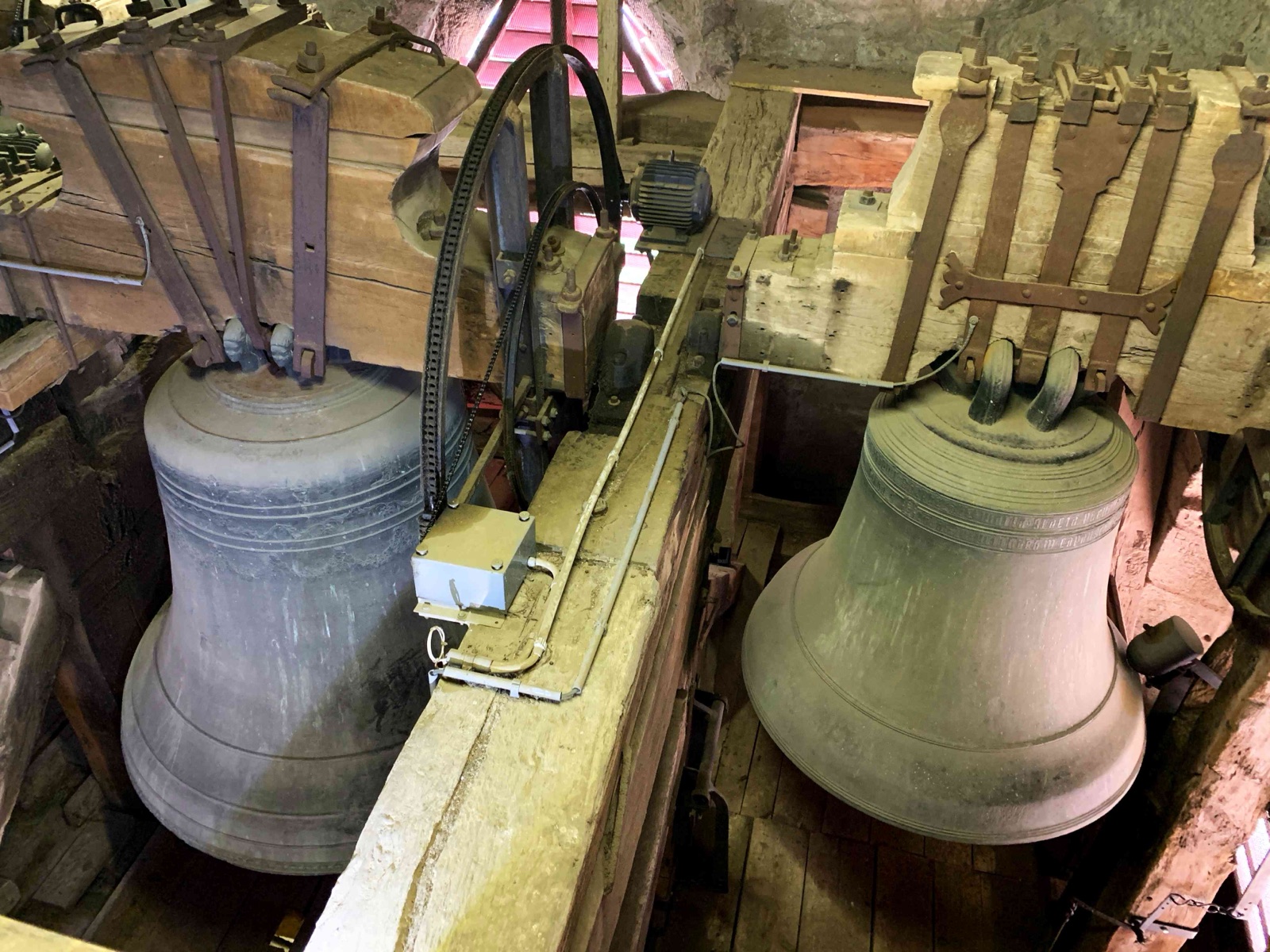 Beffroi du Temple St-Etienne de Moudon : bourdon et cloche de 1441